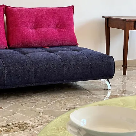 Giuliana Apartman *